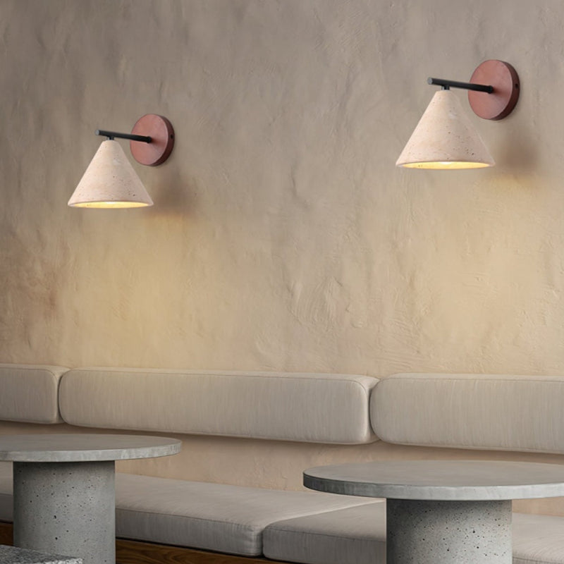 Minimalistische Wandleuchte aus Travertin im konischen Design
