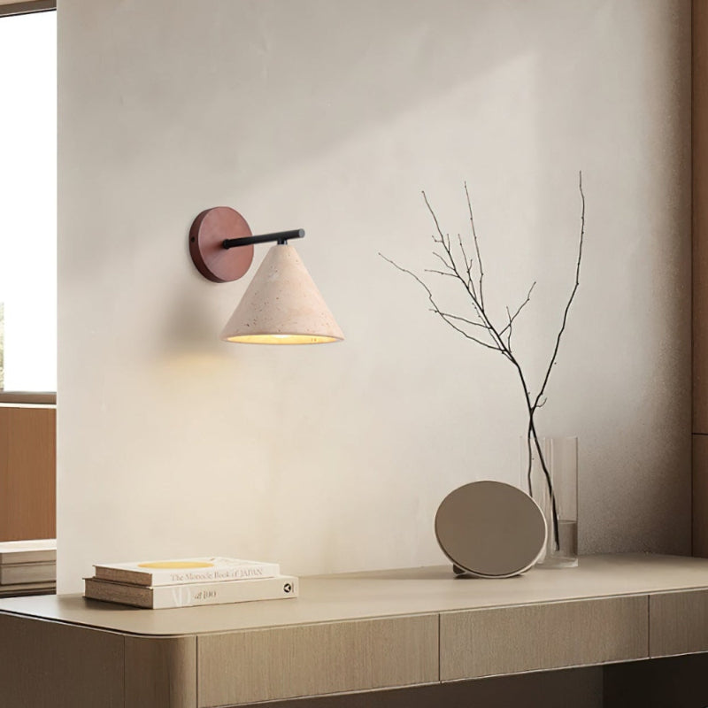 Minimalistische Wandleuchte aus Travertin im konischen Design