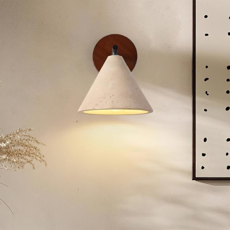 Minimalistische Wandleuchte aus Travertin im konischen Design