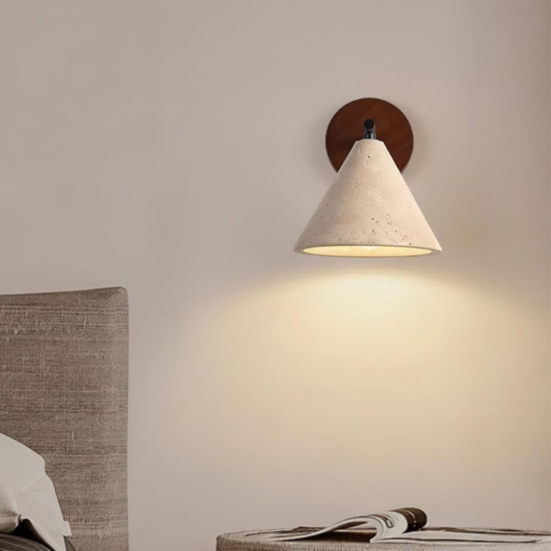 Minimalistische Wandleuchte aus Travertin im konischen Design