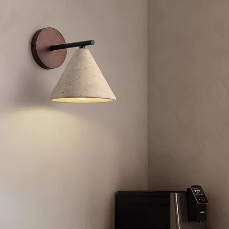 Minimalistische Wandleuchte aus Travertin im konischen Design