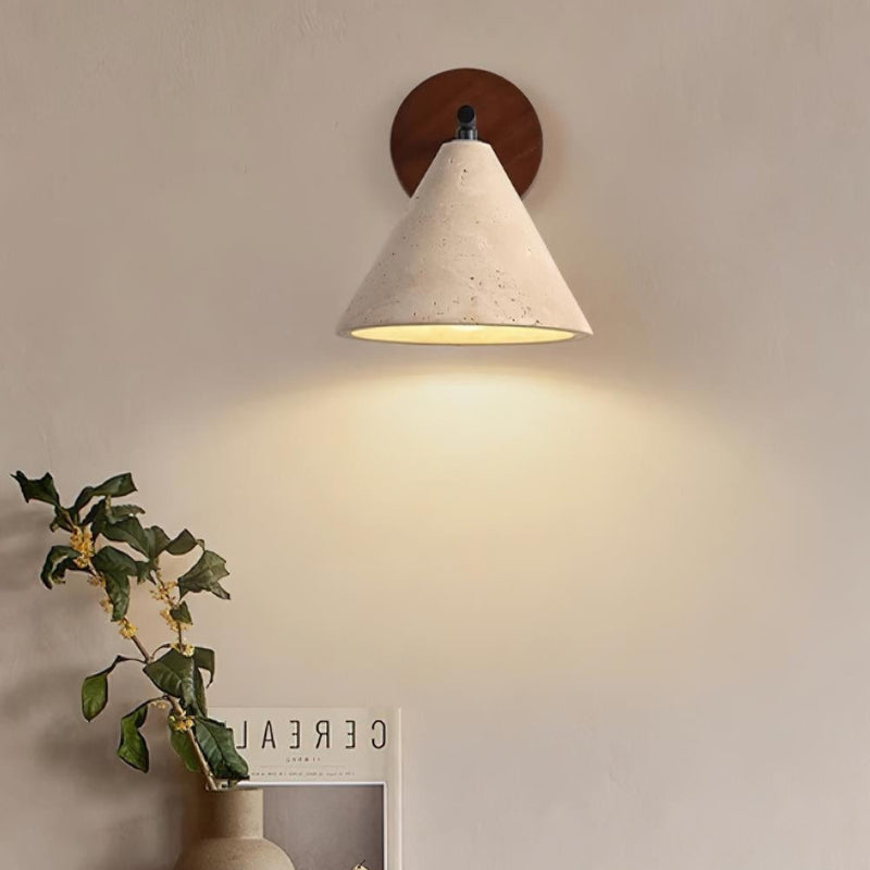 Minimalistische Wandleuchte aus Travertin im konischen Design
