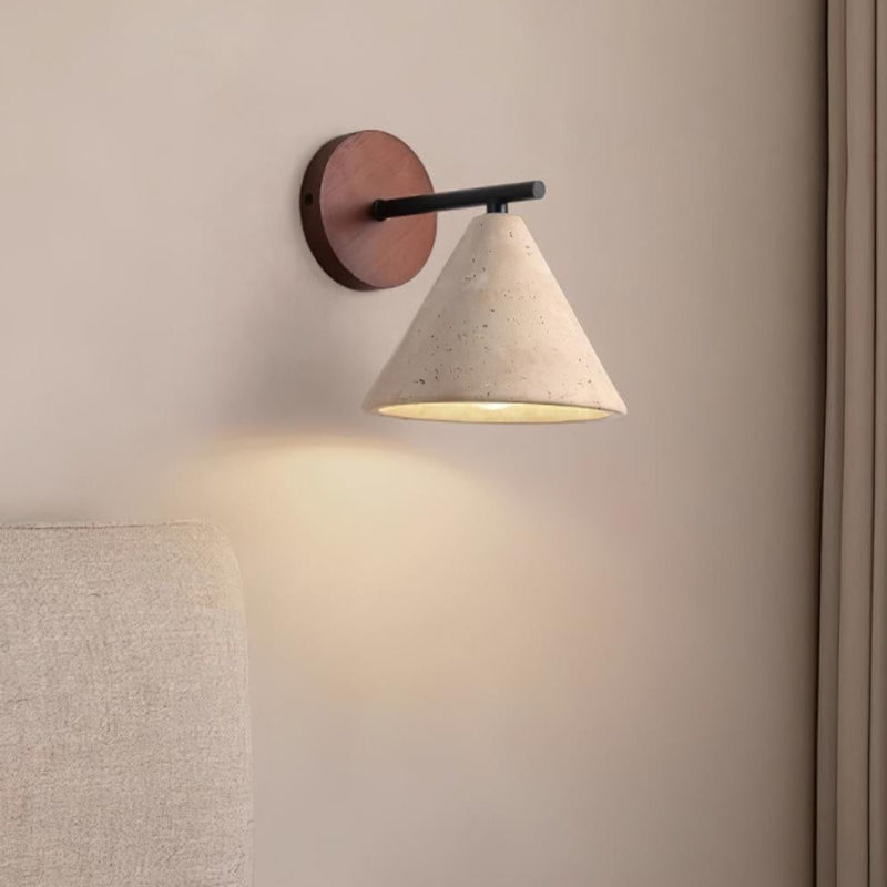 Minimalistische Wandleuchte aus Travertin im konischen Design