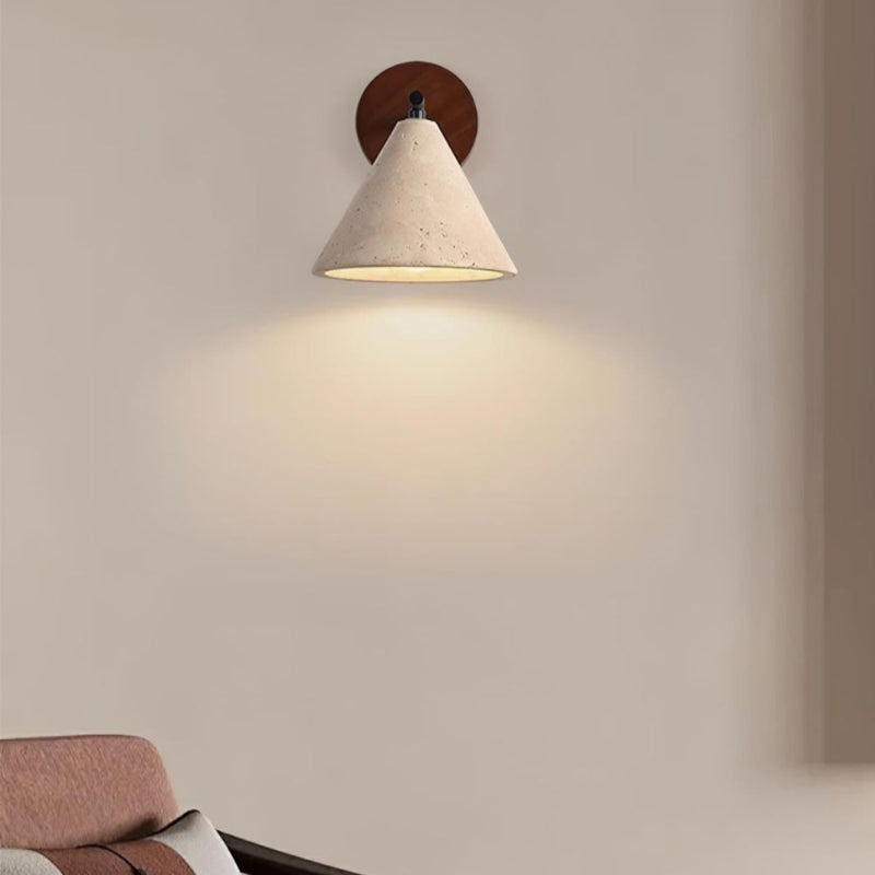 Minimalistische Wandleuchte aus Travertin im konischen Design