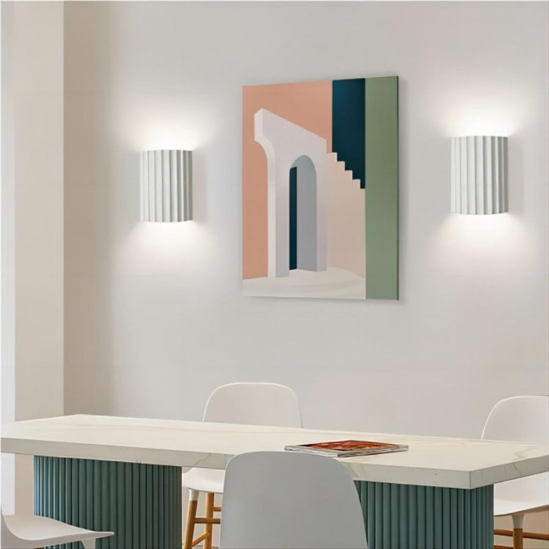 Moderne gerippte Wandleuchte – Skulpturale Akzentbeleuchtung für Wohnzimmer
