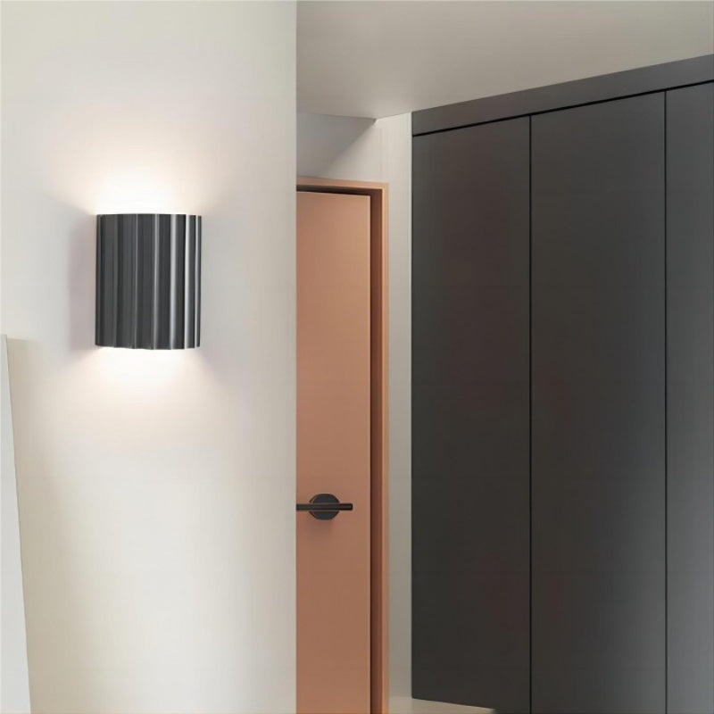 Moderne gerippte Wandleuchte – Skulpturale Akzentbeleuchtung für Wohnzimmer