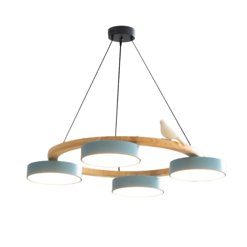 Kreativer bunter Kronleuchter aus Holz mit Vogelmotiv