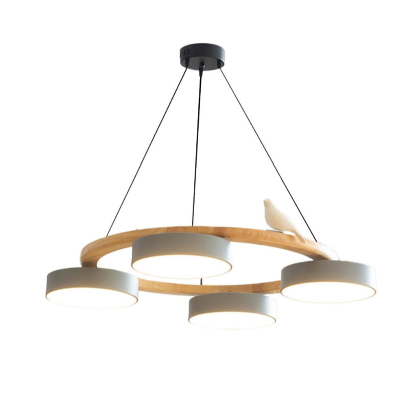 Kreativer bunter Kronleuchter aus Holz mit Vogelmotiv