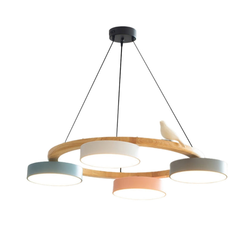 Kreativer bunter Kronleuchter aus Holz mit Vogelmotiv