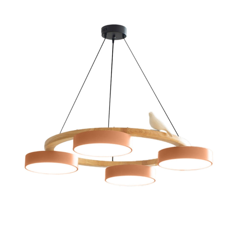 Kreativer bunter Kronleuchter aus Holz mit Vogelmotiv