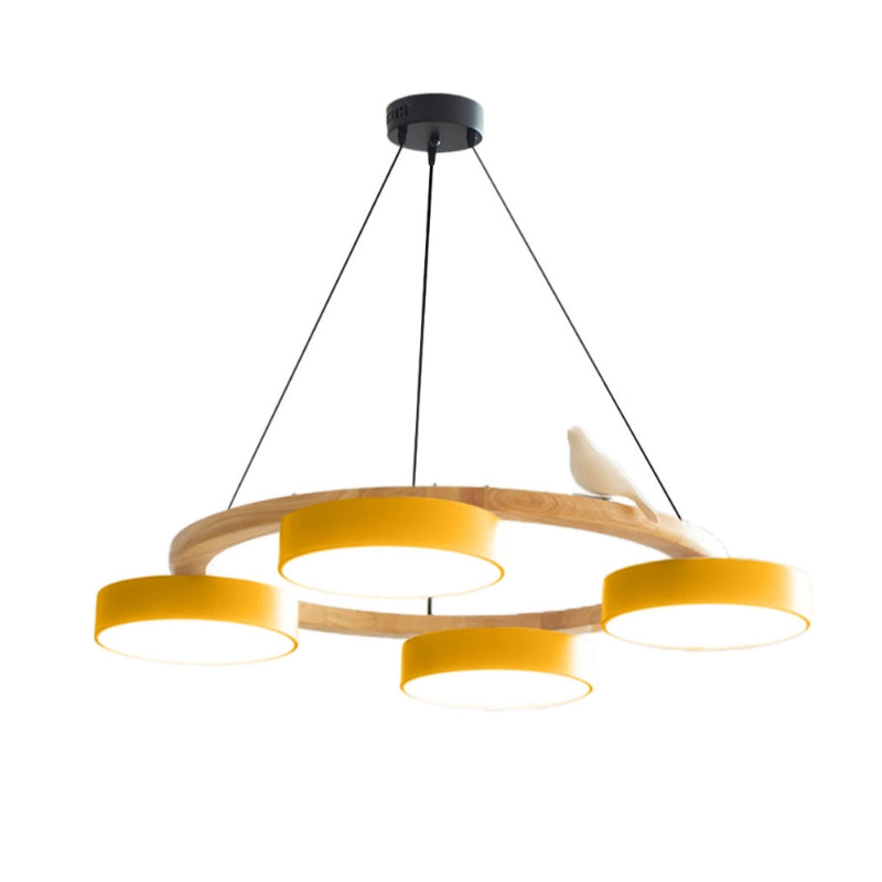 Kreativer bunter Kronleuchter aus Holz mit Vogelmotiv