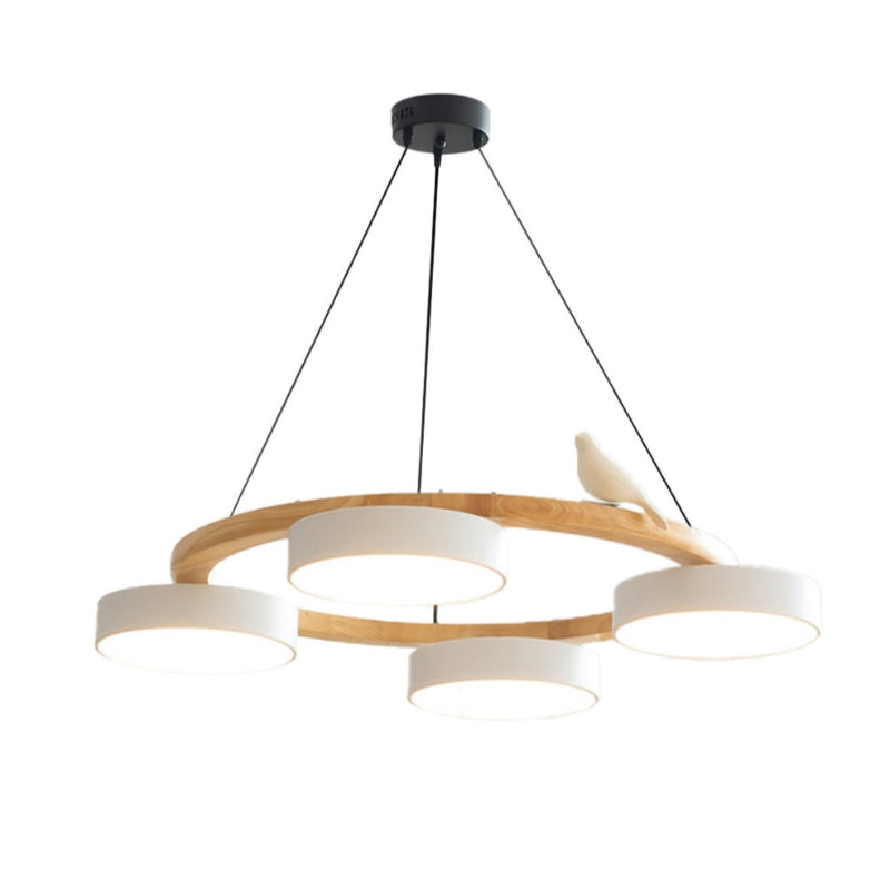 Kreativer bunter Kronleuchter aus Holz mit Vogelmotiv