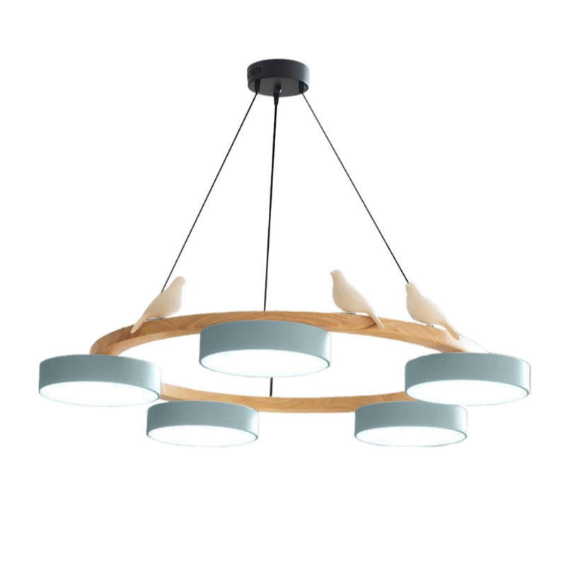 Kreativer bunter Kronleuchter aus Holz mit Vogelmotiv