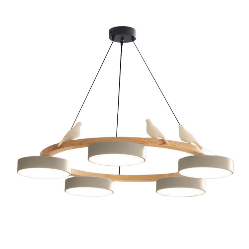 Kreativer bunter Kronleuchter aus Holz mit Vogelmotiv