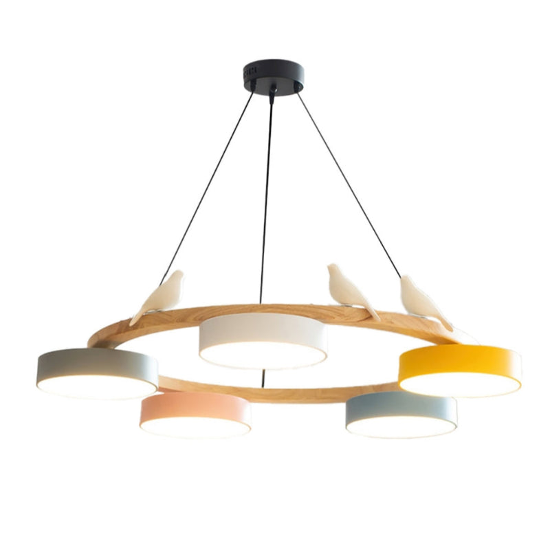 Kreativer bunter Kronleuchter aus Holz mit Vogelmotiv