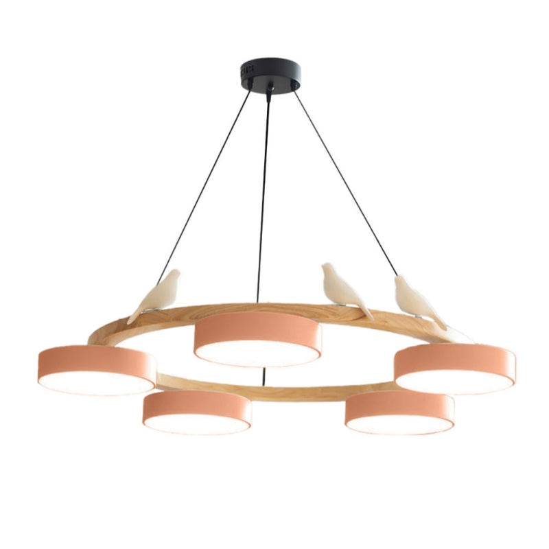 Kreativer bunter Kronleuchter aus Holz mit Vogelmotiv