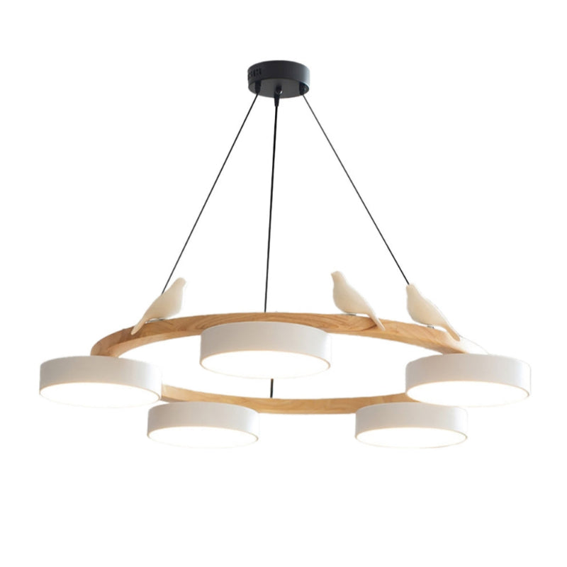 Kreativer bunter Kronleuchter aus Holz mit Vogelmotiv