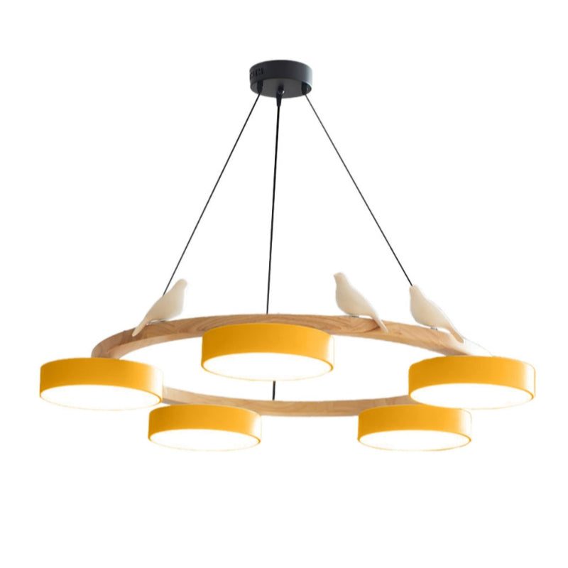 Kreativer bunter Kronleuchter aus Holz mit Vogelmotiv