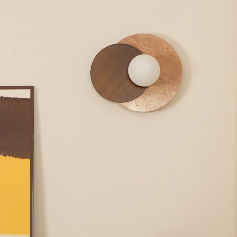 Minimalistische Wandleuchte aus Travertin-Doppelscheibenholz