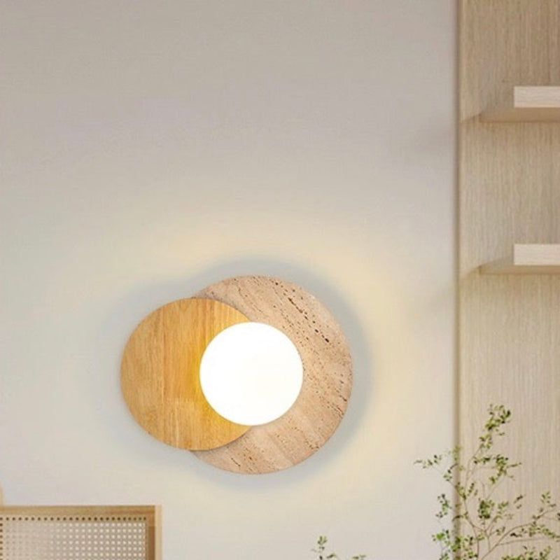 Minimalistische Wandleuchte aus Travertin-Doppelscheibenholz