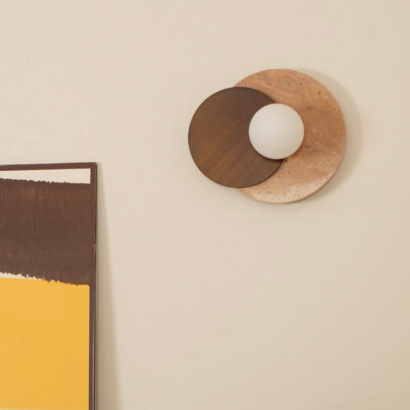 Minimalistische Wandleuchte aus Travertin-Doppelscheibenholz
