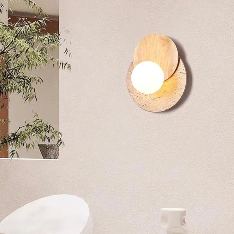 Minimalistische Wandleuchte aus Travertin-Doppelscheibenholz