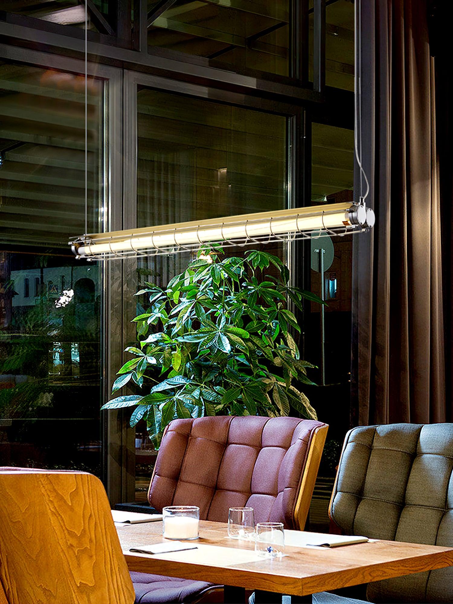 Kronleuchter aus Glas mit linearem Charakter, handgefertigt, klares Gusseisen, Metall, glatt, funkelnd