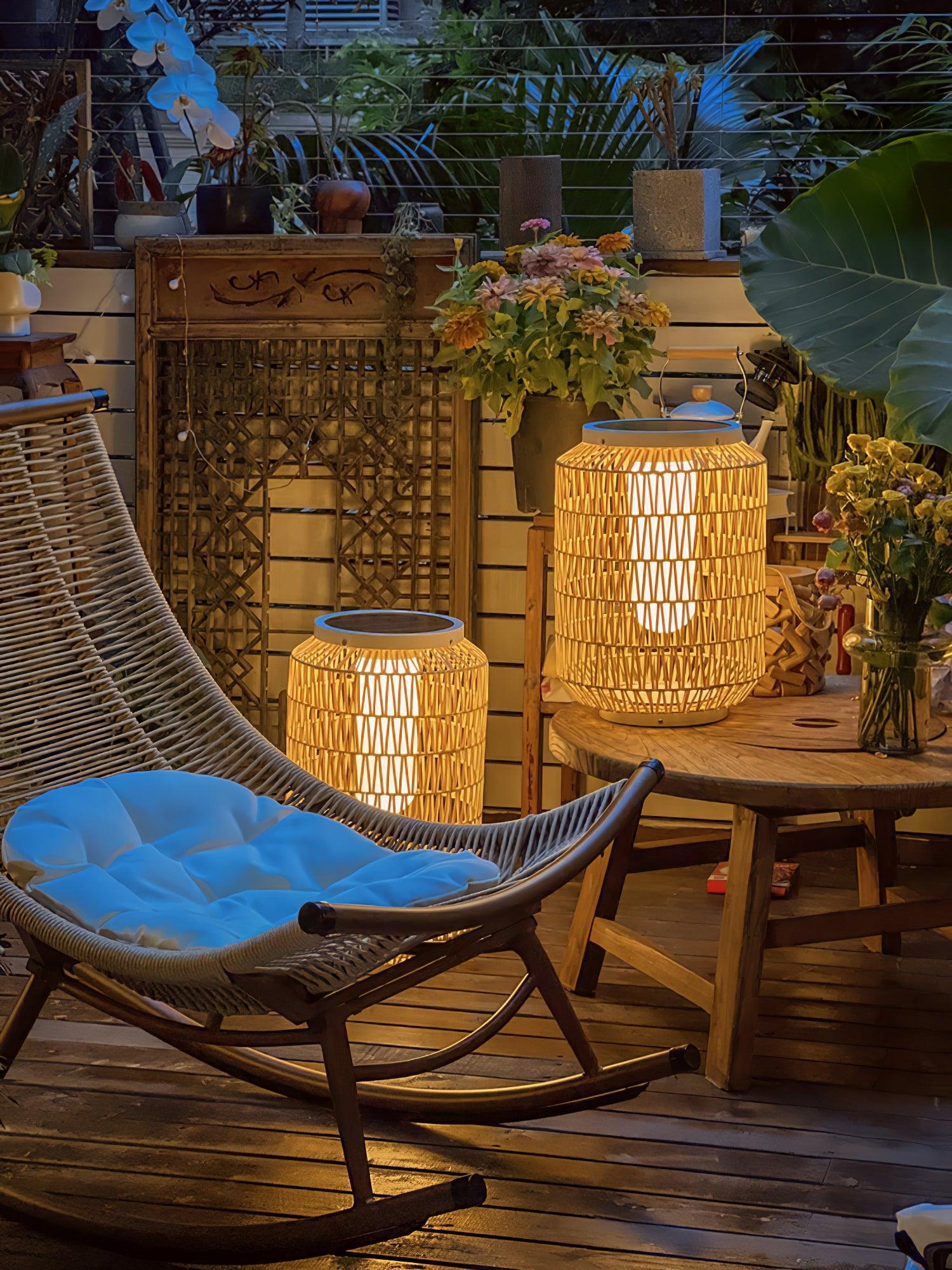 Außenlampe aus geflochtenem Rattan – traditionelles Handwerkslicht für Ecken