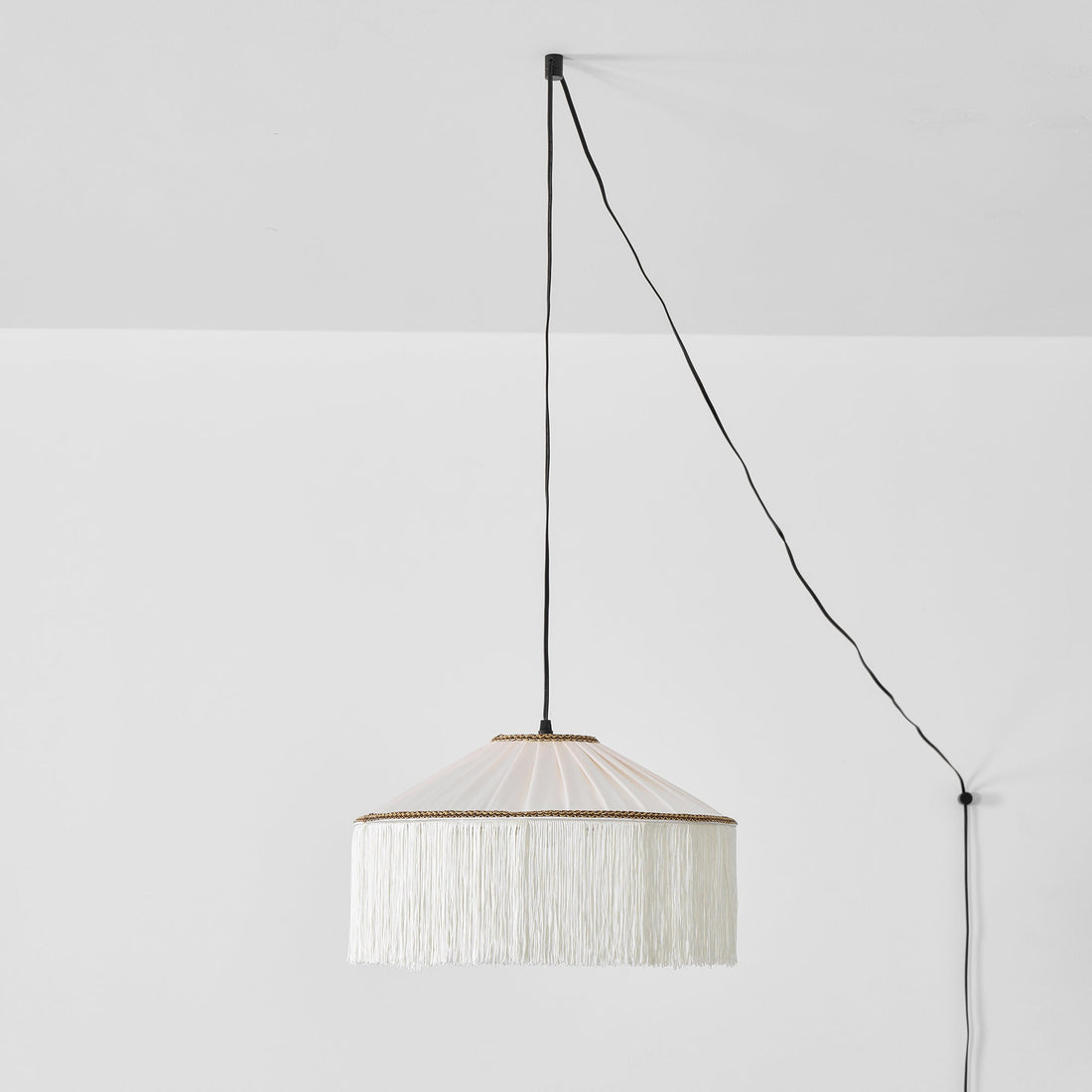 Beige Stecker-Pendelleuchte aus plissiertem Stoff mit Fransen