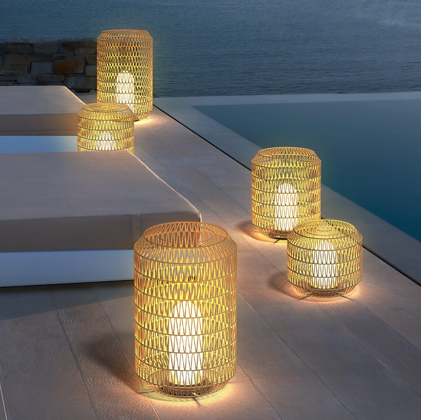 Außenlampe aus geflochtenem Rattan – traditionelles Handwerkslicht für Ecken