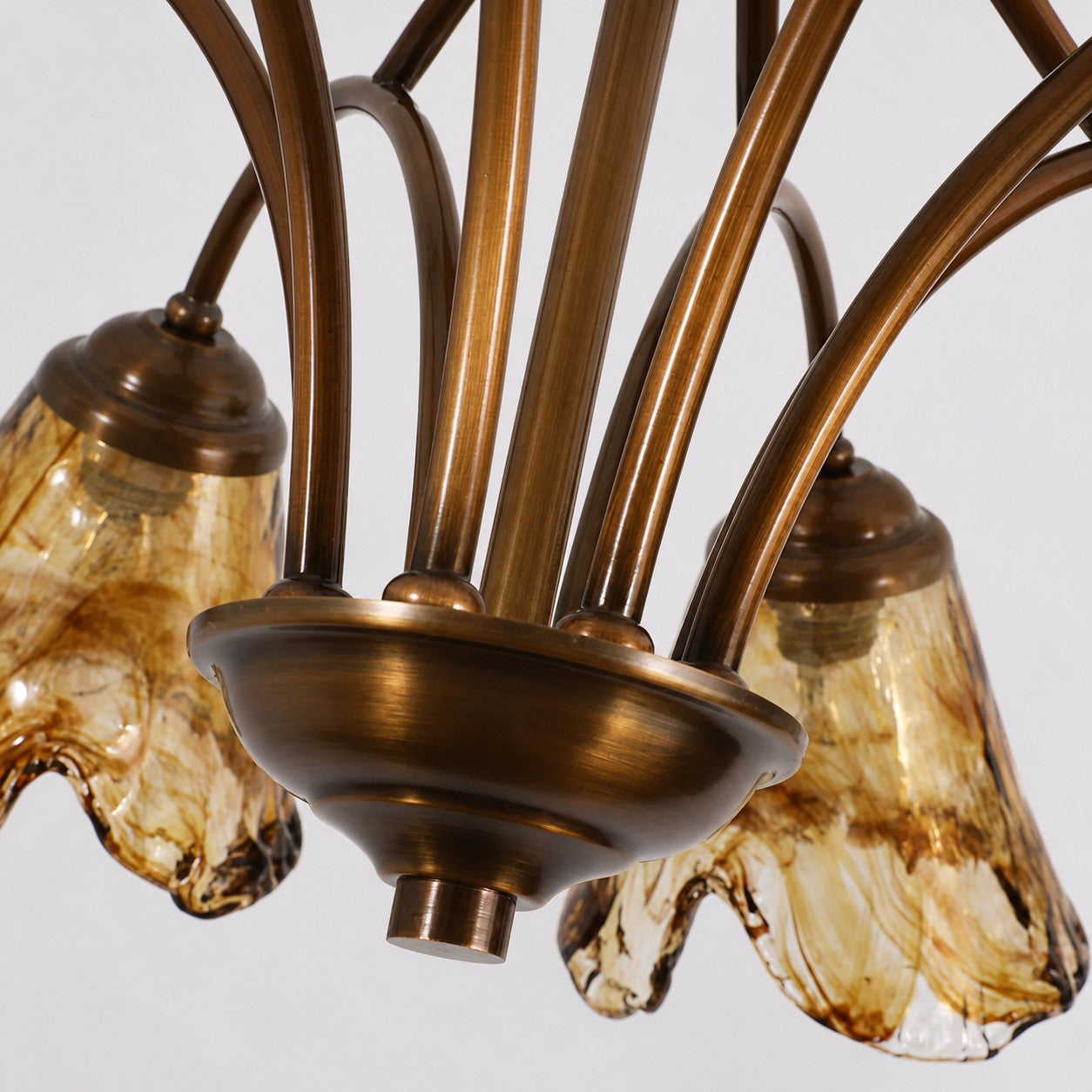 Kronleuchter mit nach unten gerichteten bernsteinfarbenen Tulpen aus Glas und Messing