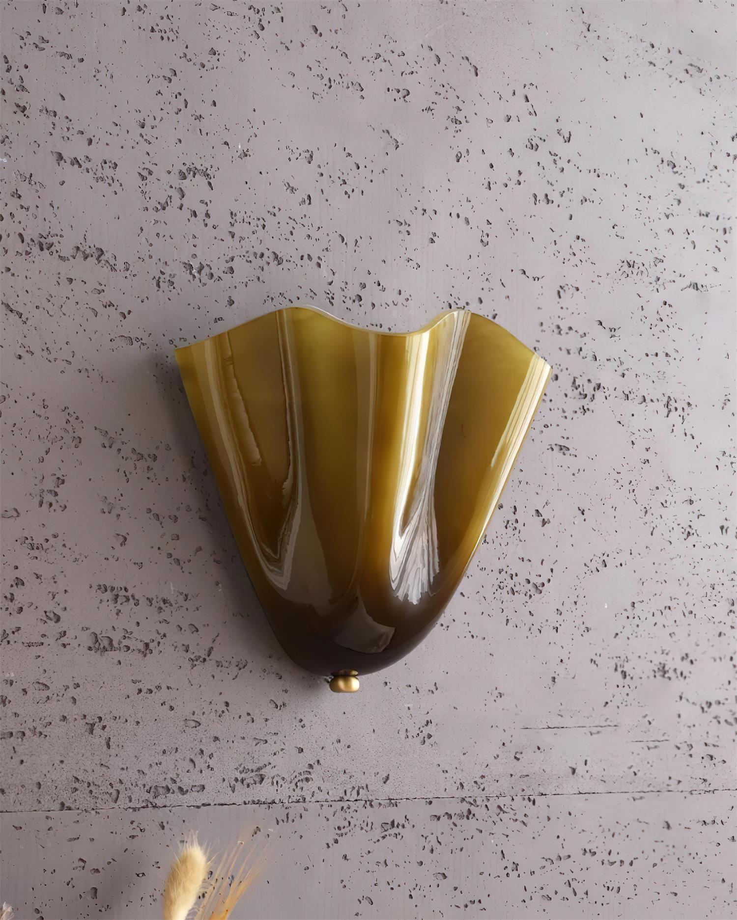 Moderne Wandleuchte Bellina – Kunsthandwerkliche Glaslampe Vera für die Inneneinrichtung