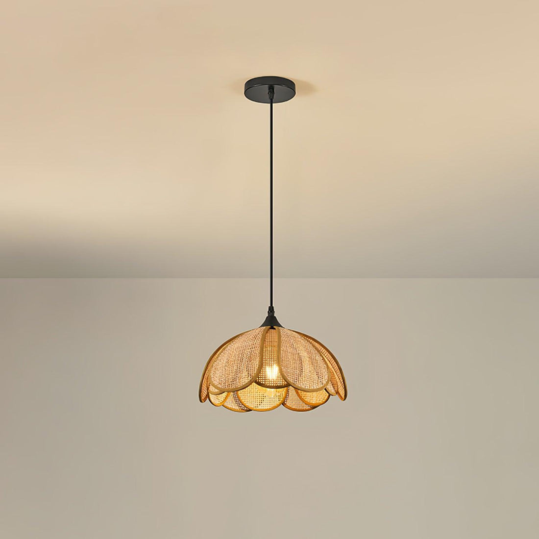 Geschichteter Rattanblüten-Stecker-Kabelanhänger