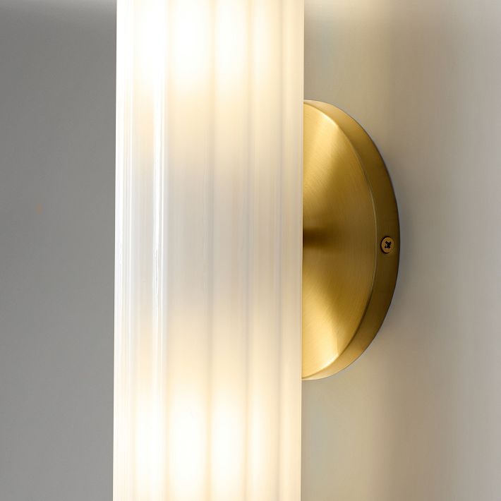 Trenia Stahl-Wandleuchte mit Milchglasschirm – Vertikal geripptes Design