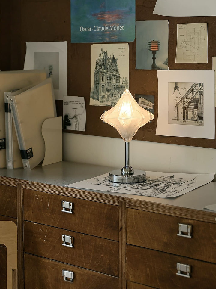 Art Deco Stern Tischlampe - Milchglasleuchte für moderne Schlafzimmer - Astris Lyra