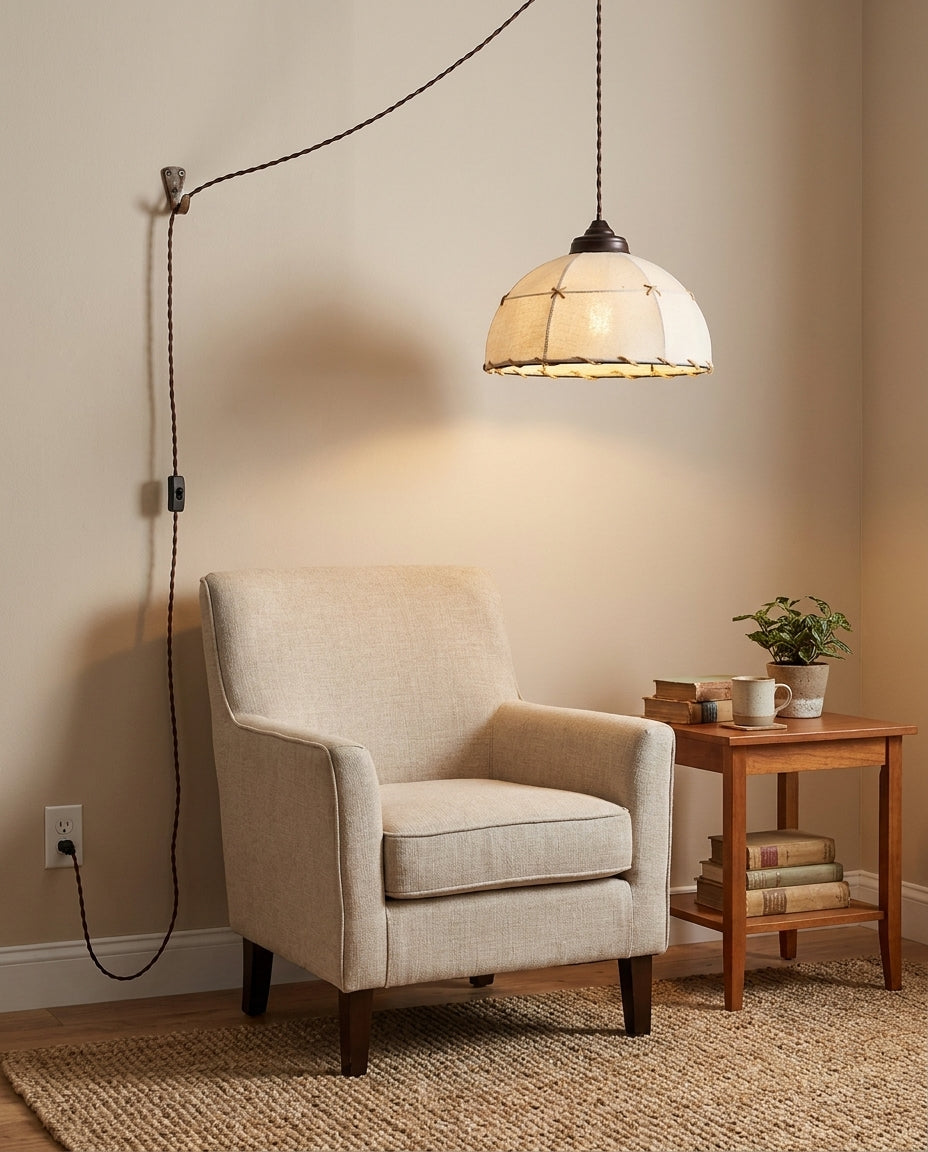 Plug-in-Hängeleuchte mit Lampenschirm aus Spitzenstoff