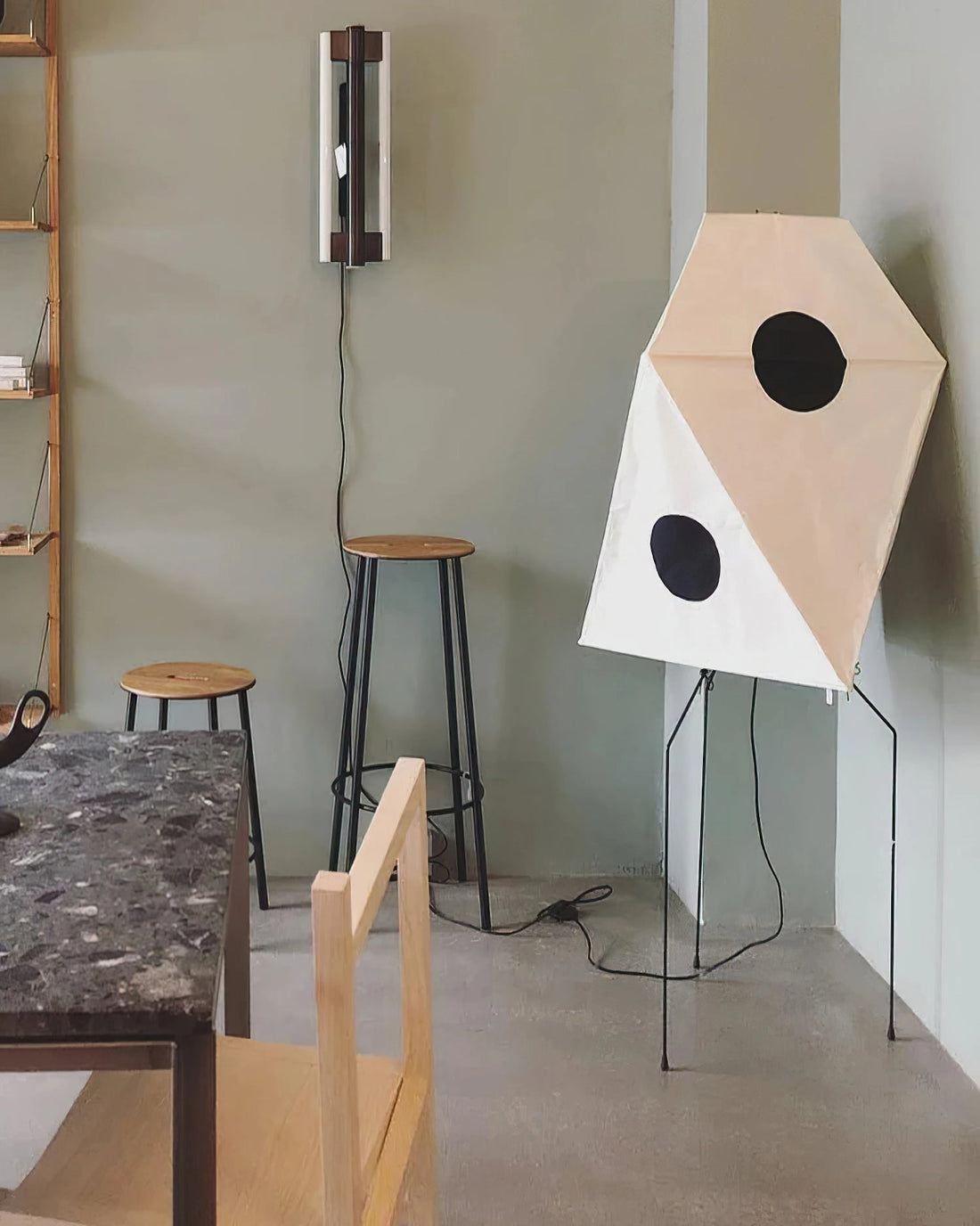 Origami Stehleuchte – Skulpturales Licht für Wohnzimmer &amp; Leseecke