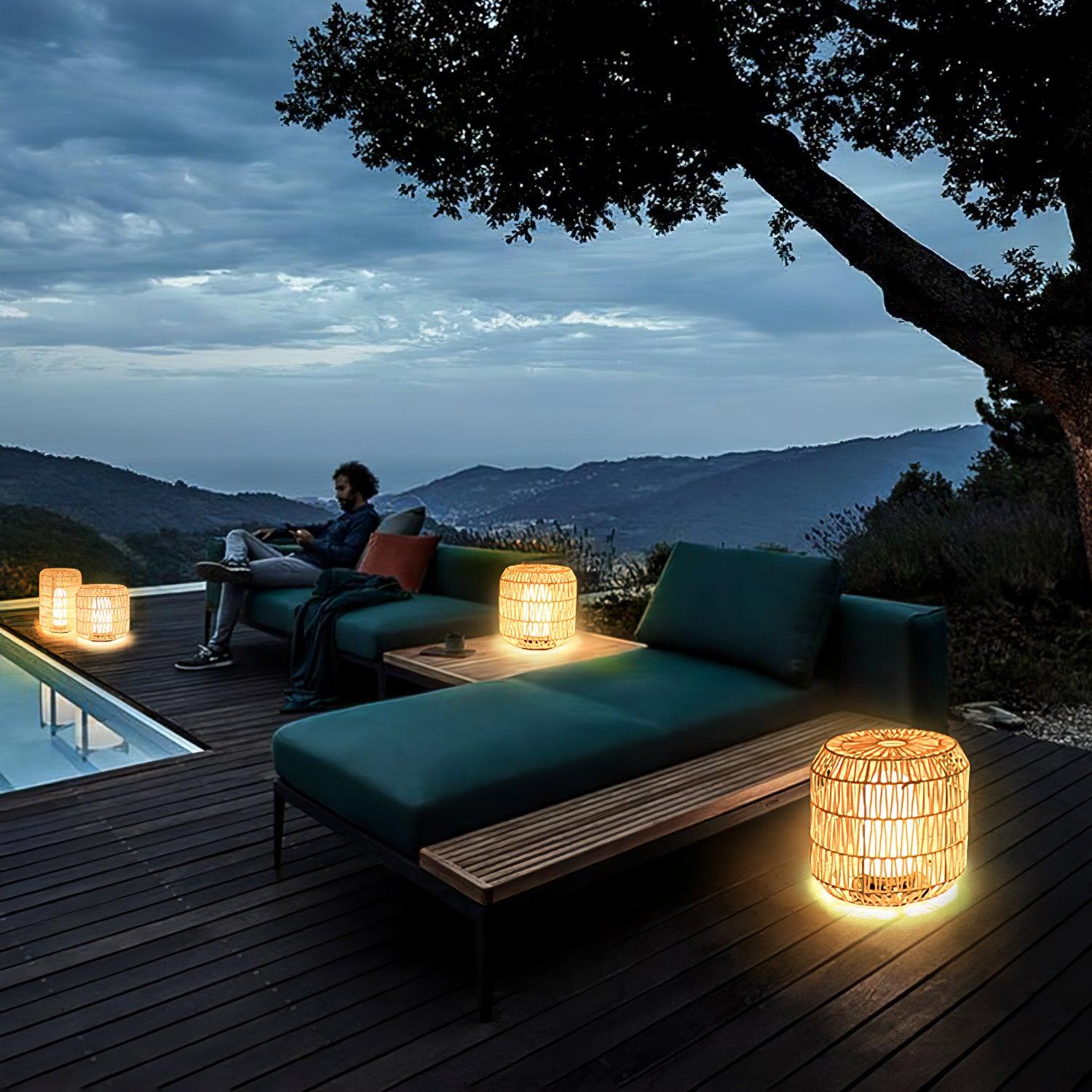 Außenlampe aus geflochtenem Rattan – traditionelles Handwerkslicht für Ecken