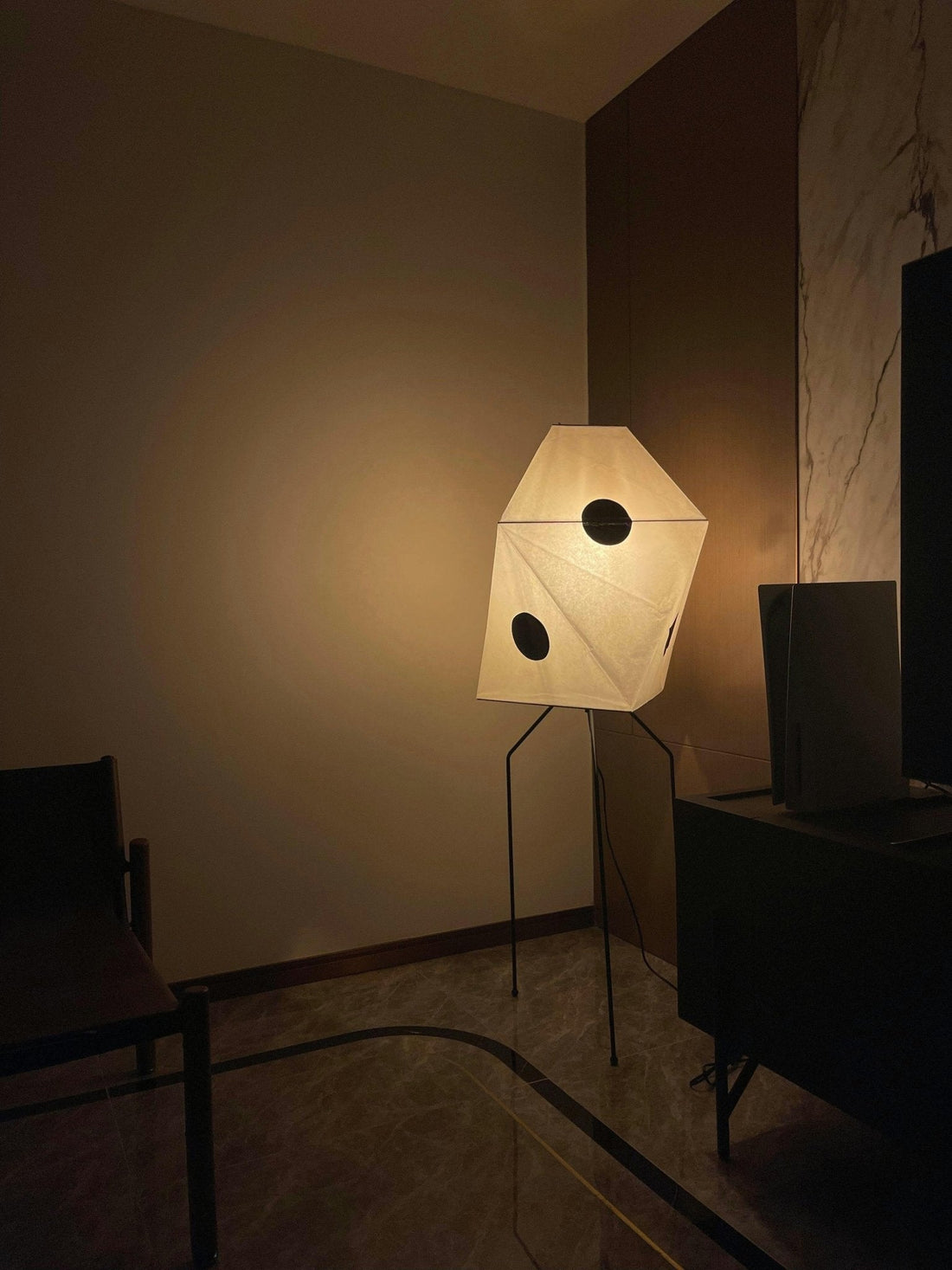 Origami Stehleuchte – Skulpturales Licht für Wohnzimmer &amp; Leseecke