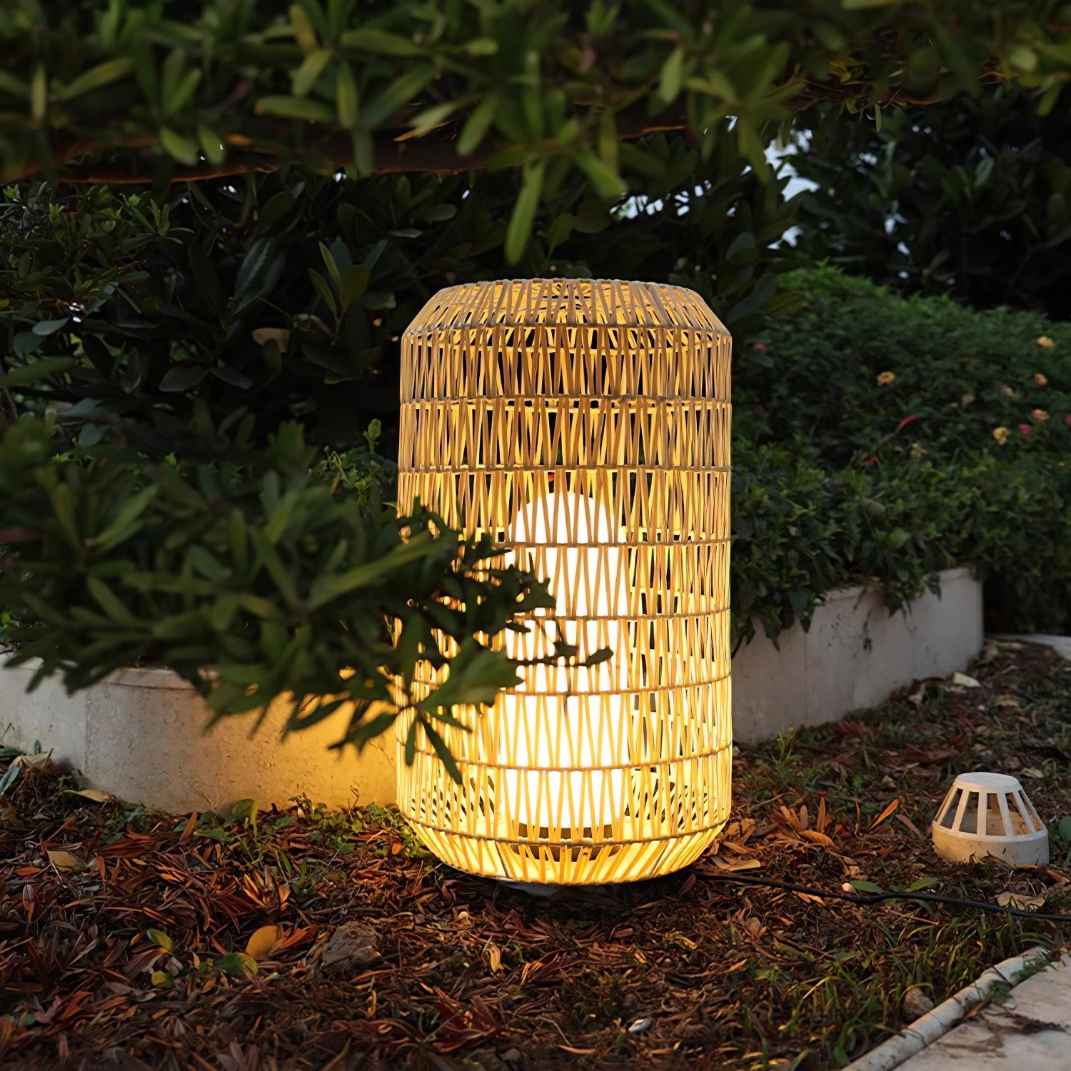 Außenlampe aus geflochtenem Rattan – traditionelles Handwerkslicht für Ecken