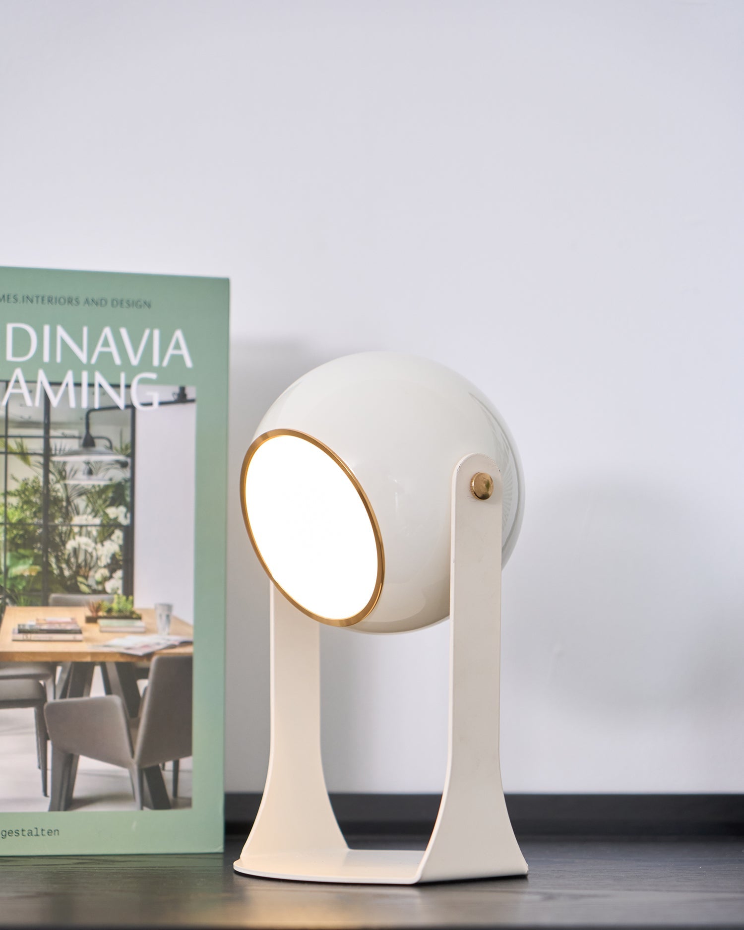 Glänzende schwarz-weiße Tischlampe – Helm-inspiriert