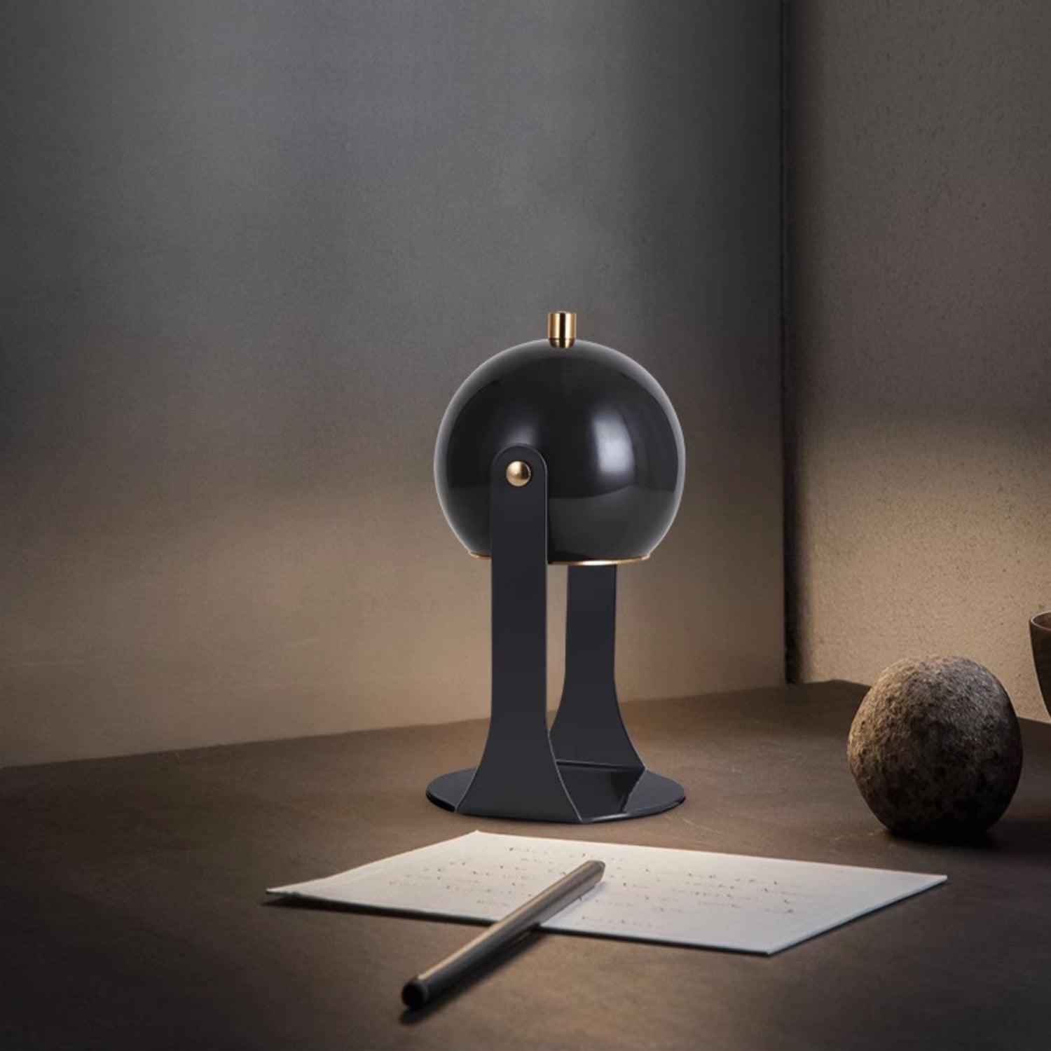 Glänzende schwarz-weiße Tischlampe – Helm-inspiriert