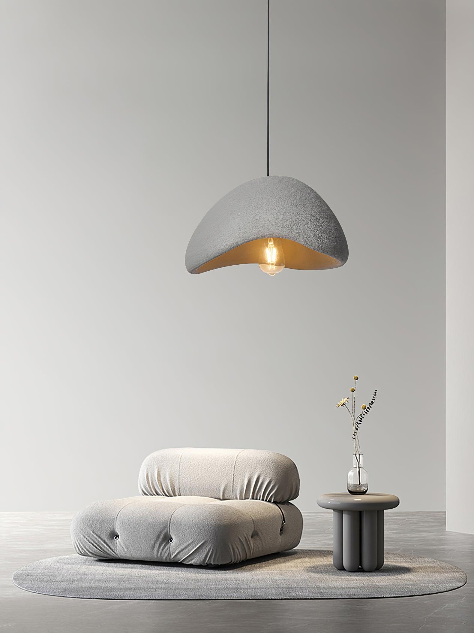 Gebogene Pendelleuchte aus Polystyrol mit Stecker