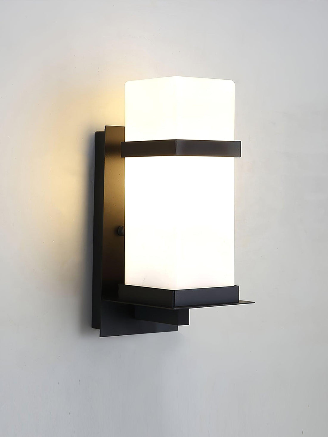 Außenwandleuchte - Moderne Metalllampe mit Glasschirm für den Garten