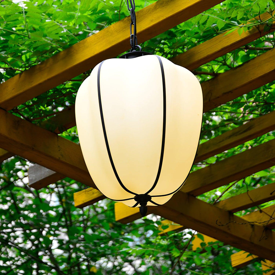 Metal Outdoor Pendant Light - Classic Weatherproof Lamp for Garden