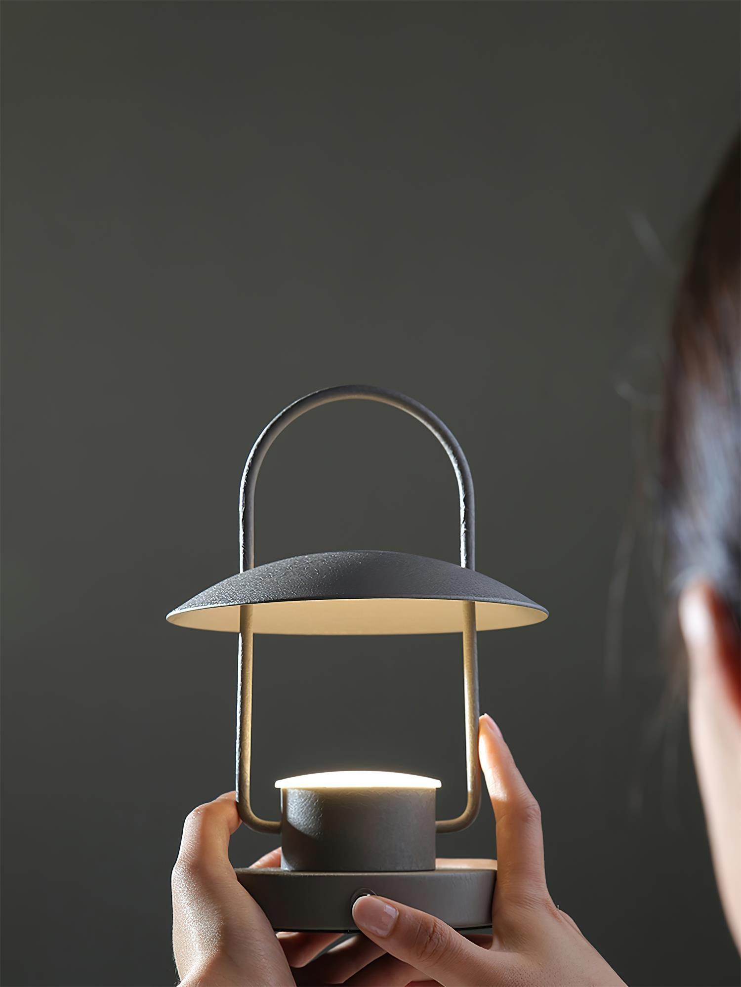 Tragbare Tischlampe – Metalllampe mit eingebautem Akku für das Wohnzimmer