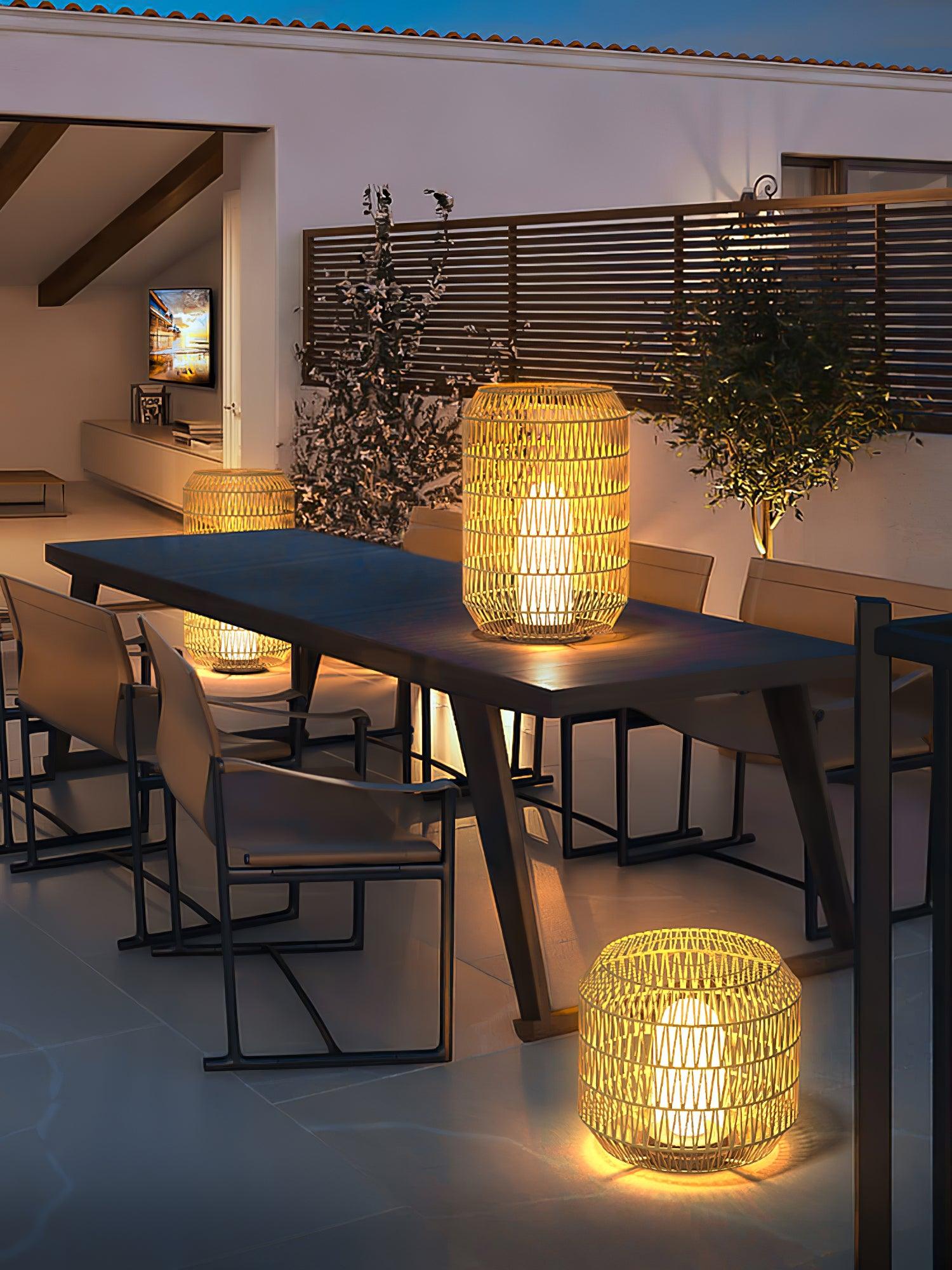 Außenlampe aus geflochtenem Rattan – traditionelles Handwerkslicht für Ecken