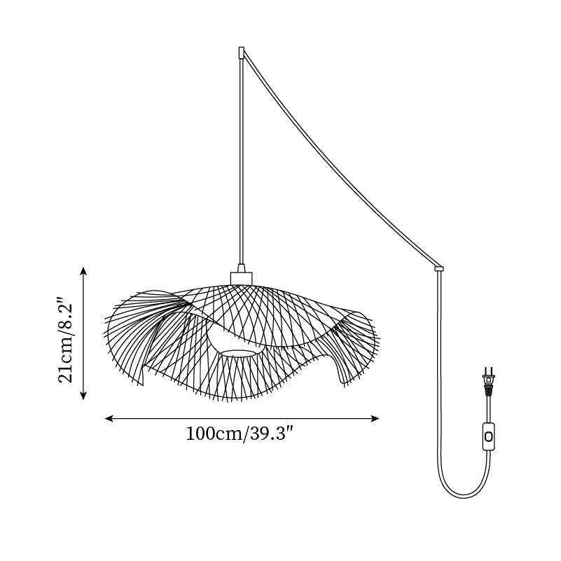 Plug-in-Leuchte mit Lampenschirm aus naturfarbenem Flechtwerk