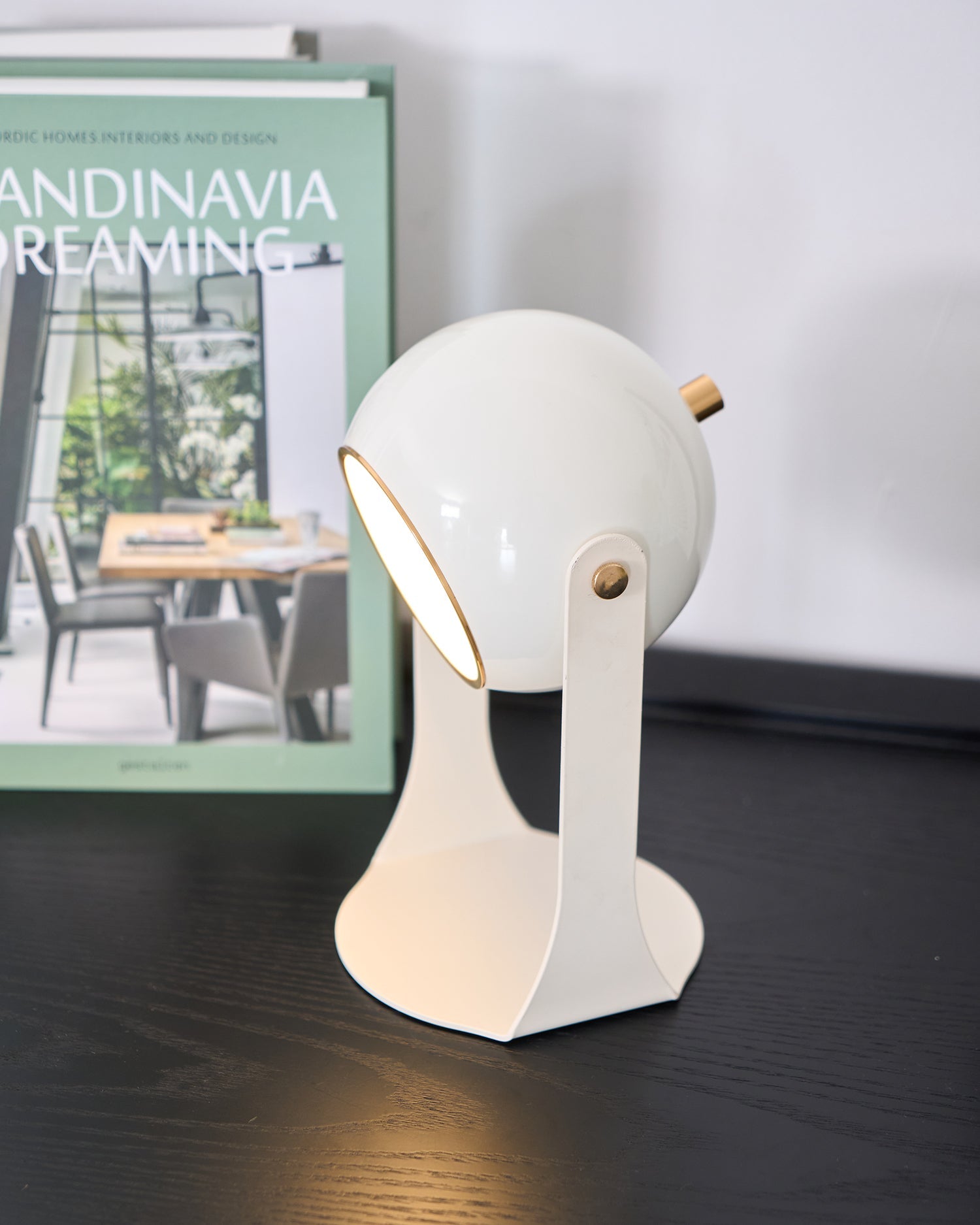 Glänzende schwarz-weiße Tischlampe – Helm-inspiriert