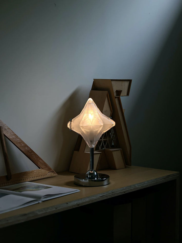 Art Deco Stern Tischlampe - Milchglasleuchte für moderne Schlafzimmer - Astris Lyra